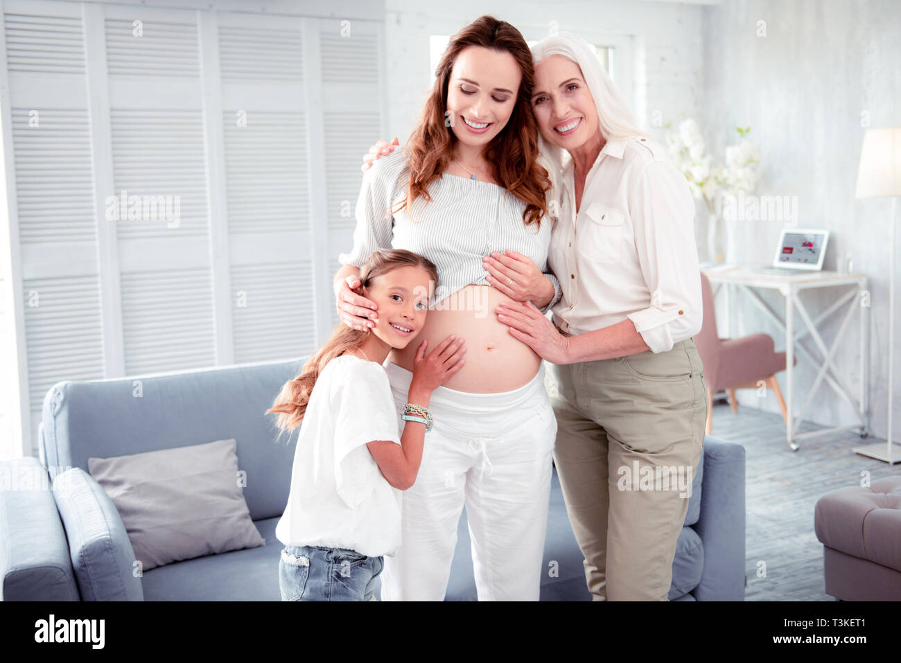 Femme enceinte enfant attend d'avoir le temps de famille charmant sentiment Banque D'Images