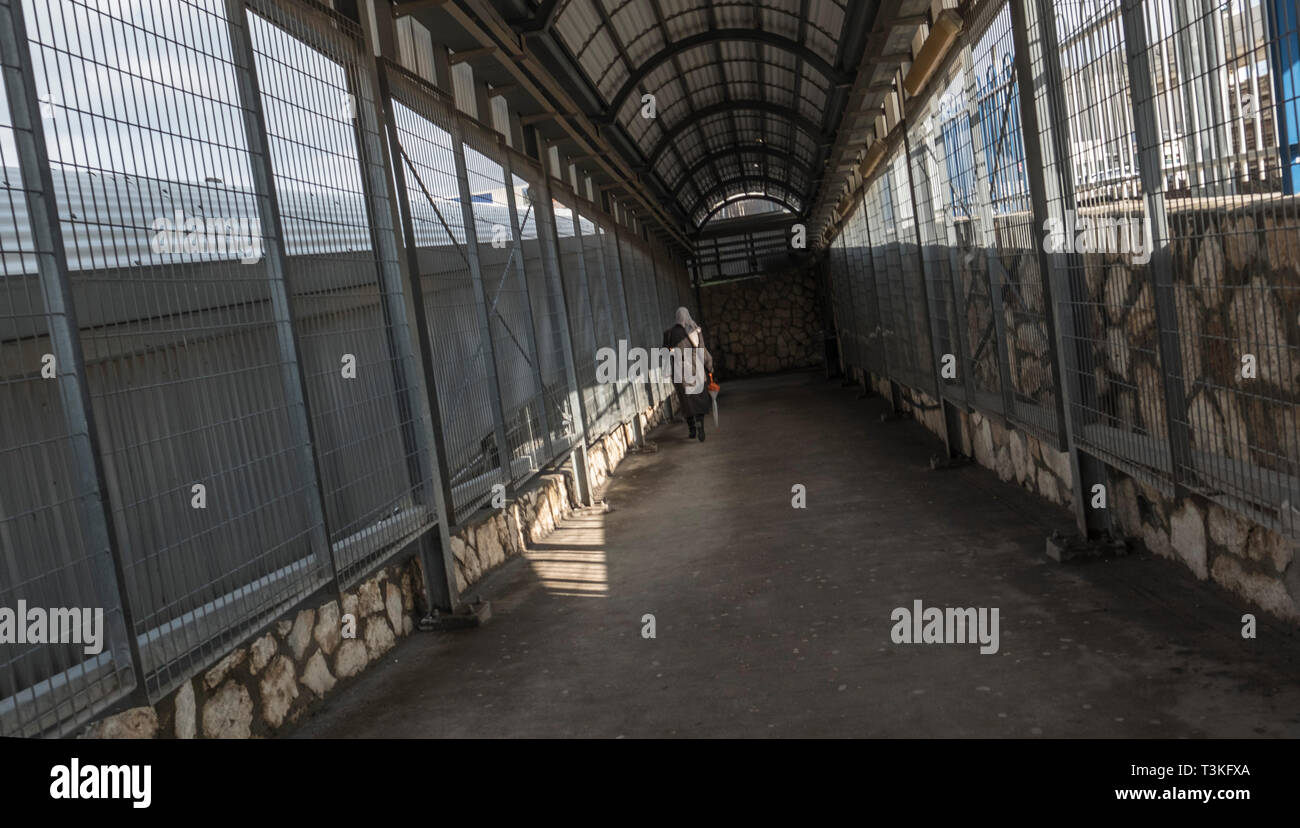 Une femme palestinienne promenades à travers 300 Checkpoint, Bethléem, Cisjordanie, Palestine, 11/02/19 Banque D'Images