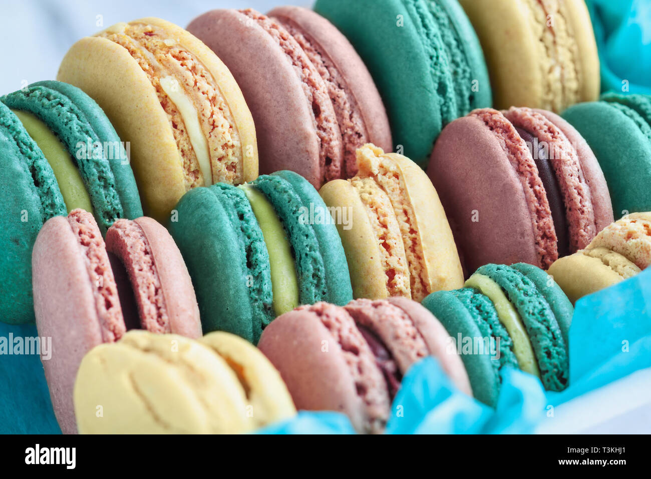 Assortiment De Macarons Fran ais Emball Dans Un Joli Papier Bleu Avec assortiment-de-macarons-fran-ais-emball-dans-un-joli-papier-bleu-avec