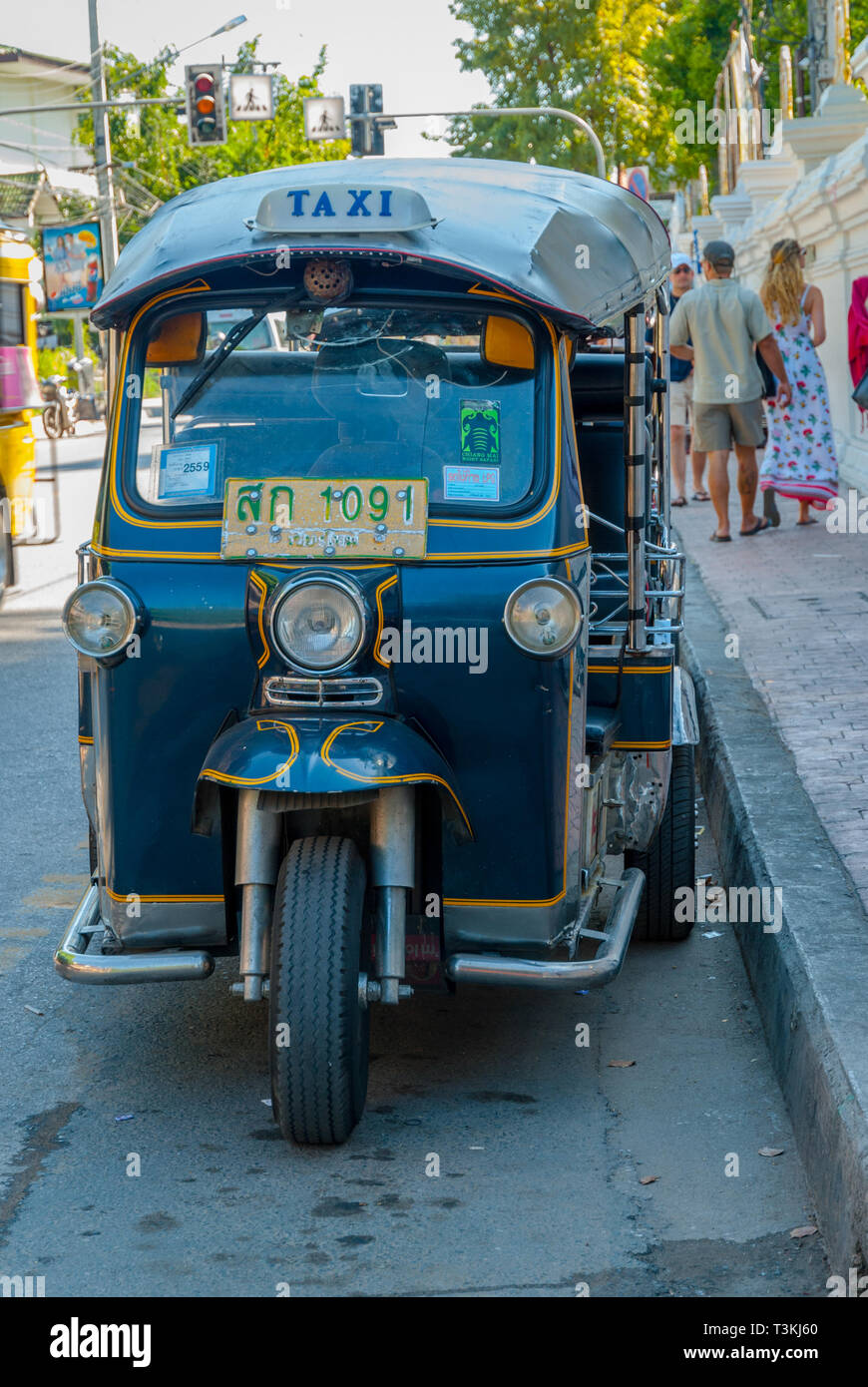 Chiang Mai, Thaïlande - Nov 2015 : tuk tuk taxi par la route Banque D'Images