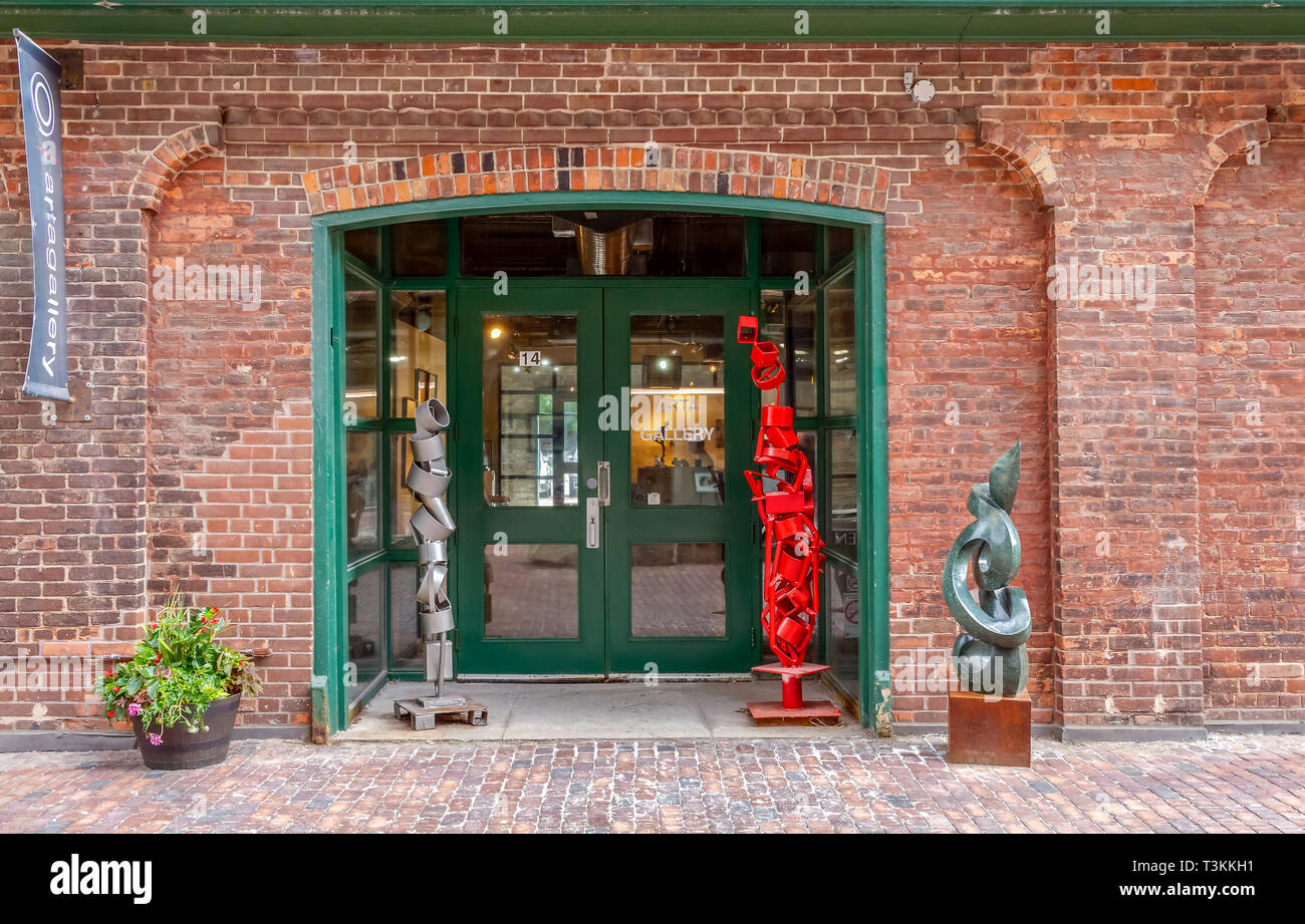 Toronto, Ontario, Canada - le 6 juin 2018 : le Distillery District, l'ancien Gooderham and Worts, est un site historique national avec de nombreux magasins Banque D'Images