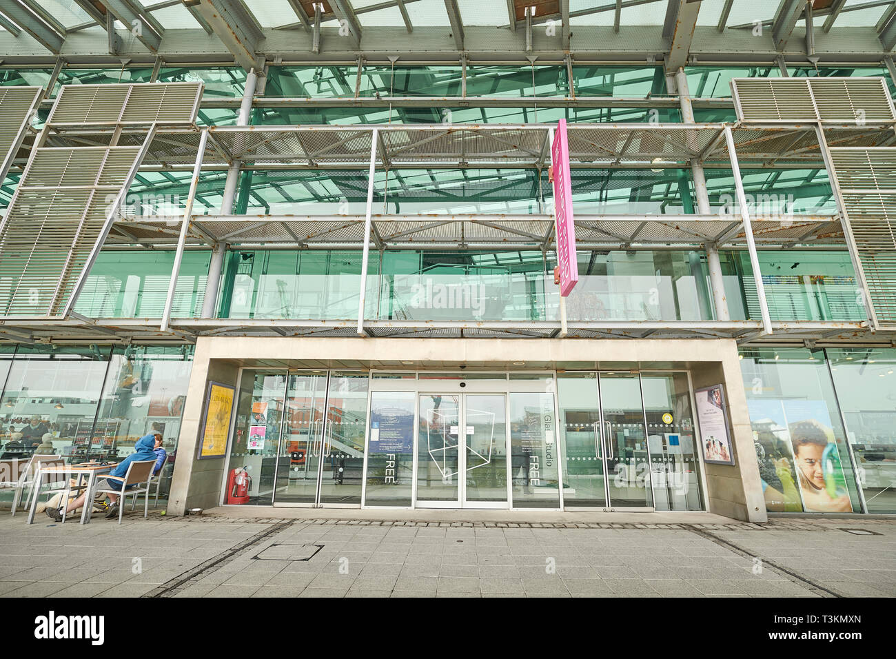 National Glass Centre, Université de Sunderland, en Angleterre, à l'estuaire de l'usure de la rivière, sur une journée d'hiver brumeux. Banque D'Images