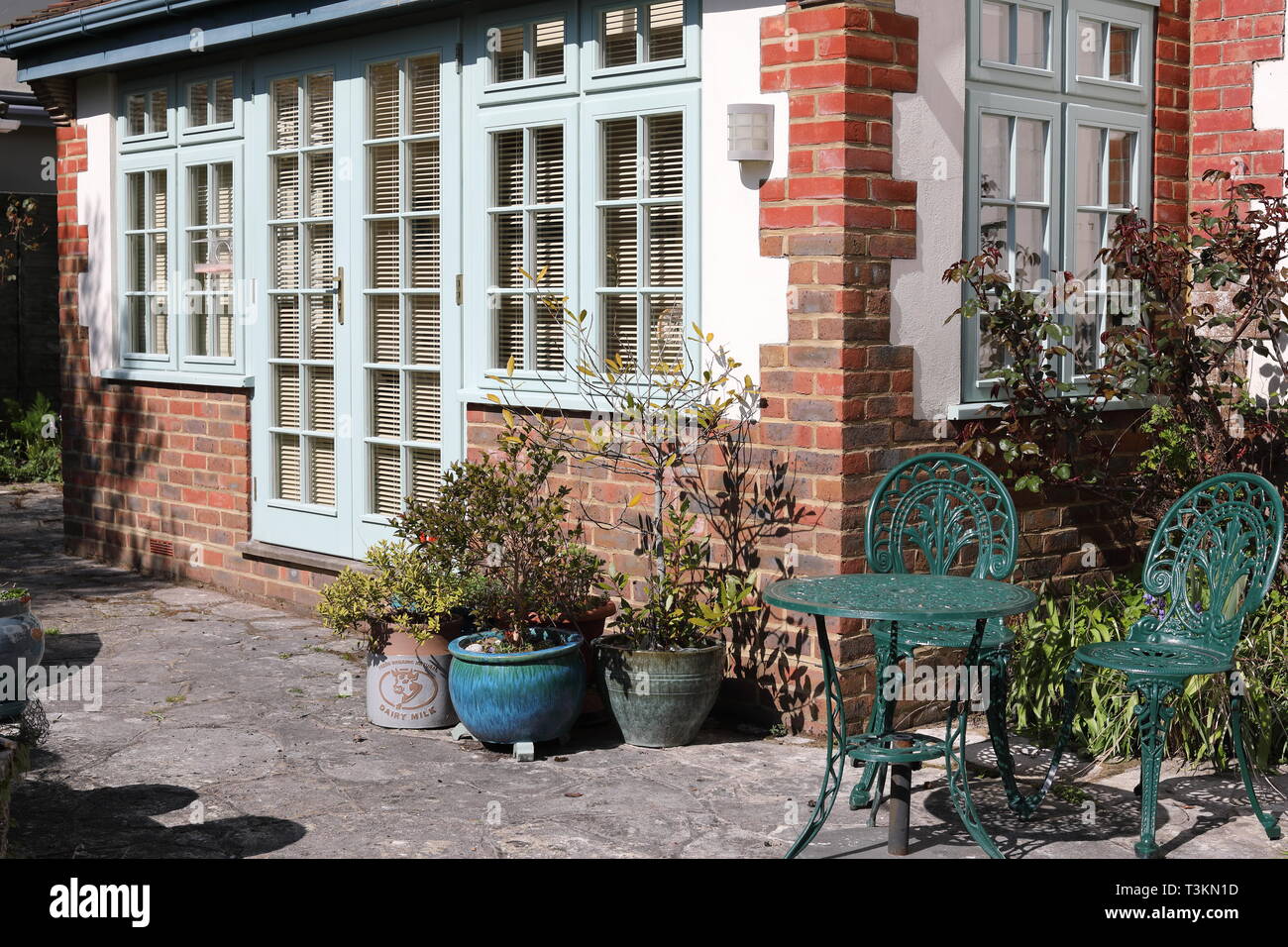 Maison d'été construit sur mesure avec des fenêtres et portes en bois Banque D'Images
