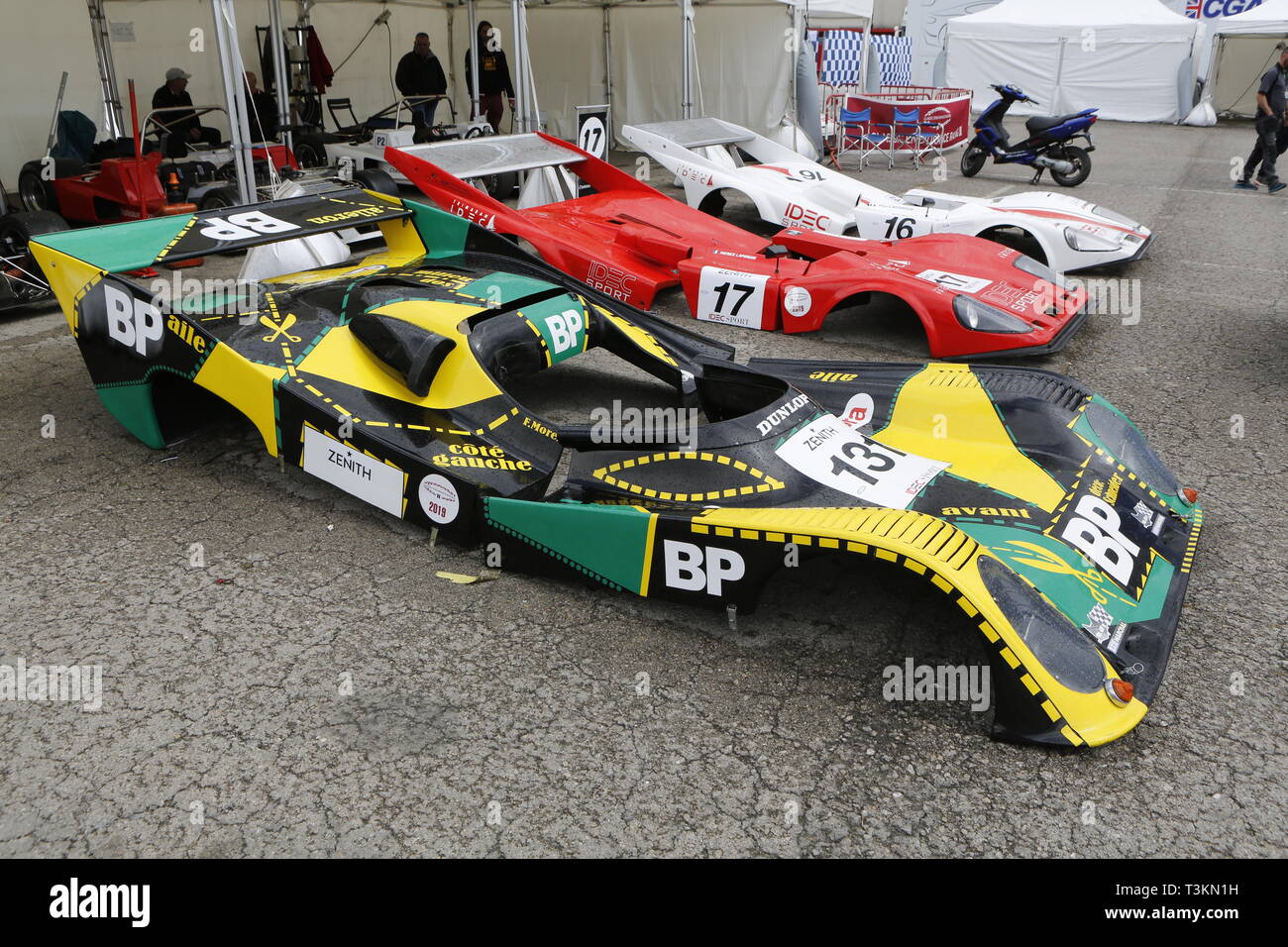 Coques de carrosserie en fibre de verre de voitures de course prototype sport reposant au sol dans la zone des paddocks lors d'un événement historique de sport automobile Banque D'Images