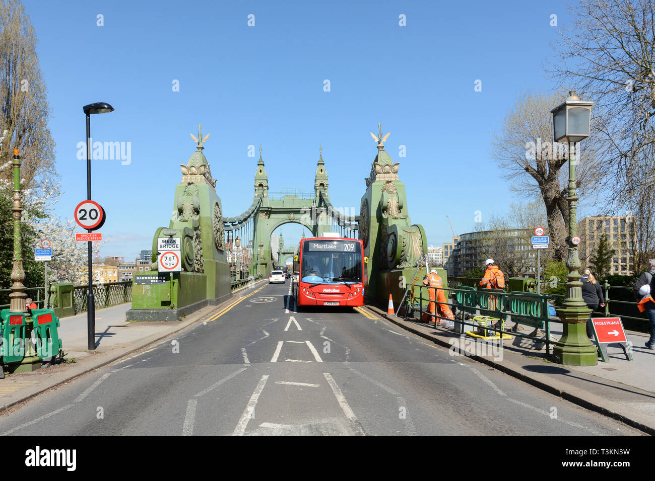 Mercredi, 10 avril, 2019 : Hammersmith Bridge fermé indéfiniment pour les voitures et les autobus, mais encore ouvert pour les piétons et les cyclistes Banque D'Images