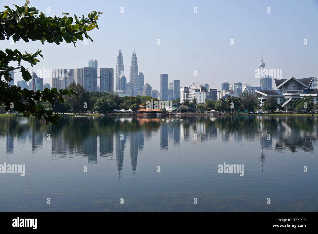 Les Tours Petronas, la Tour KL, et Istana Budaya (opéra) vue de Titiwangsa Lake Gardens, Kuala Lumpur, Malaisie Banque D'Images