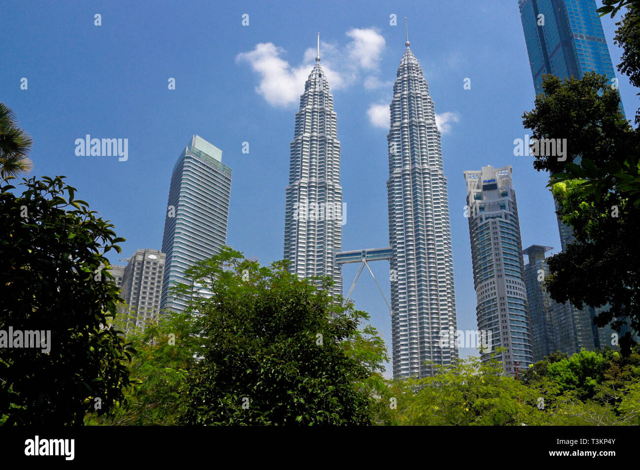 Les Tours Petronas et le centre-ville de gratte-ciel vue depuis le parc KLCC, Kuala Lumpur, Malaisie Banque D'Images