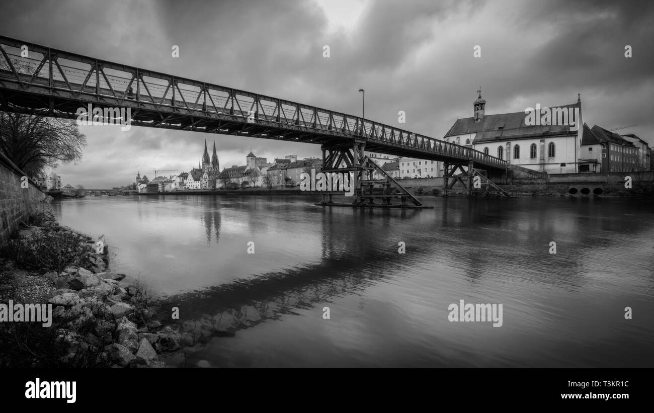 Janvier 2019. Panorama noir et blanc vue du Danube sur le pont Eiserner Steg et de la vieille ville de Ratisbonne, Allemagne Banque D'Images