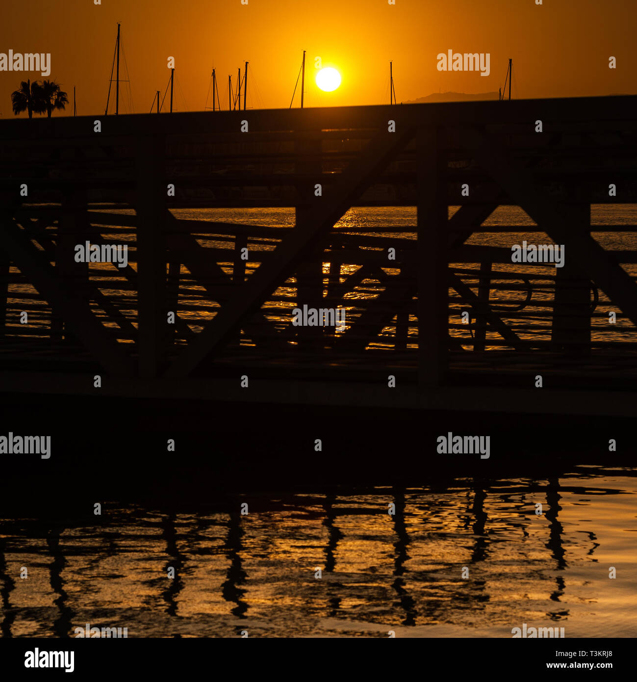 Silhouettes du port de Marina Del Rey au coucher du soleil photographiées de Marina Beach à Marina Del Rey, Californie. Banque D'Images