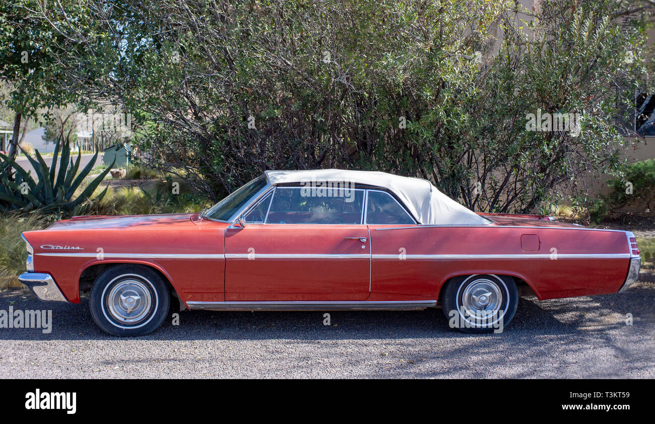 1963 Pontiac Catalina classic voiture garée dans une rue de Alpine, Texas. Banque D'Images