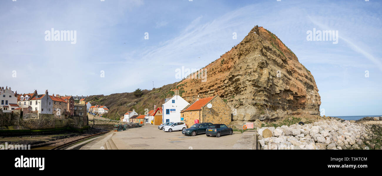 Panorama sur le port et la Vache 'bar', du promontoire donnant sur Staithes, un village traditionnel de pêcheurs sur la côte du Yorkshire du Nord, Angleterre, Royaume-Uni. Banque D'Images