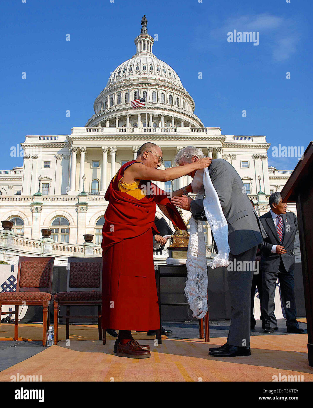 Washington DC 10-17-2007 Sa Sainteté le 14e Dalia Lama Lhamo Dondrub du Tibet présente l'acteur Richard Gere avec une prière bouddhiste traditionnelle Shaw lors de cérémonies à l'Ouest/plaza du Capitole. Credit : Mark Reinstein Banque D'Images