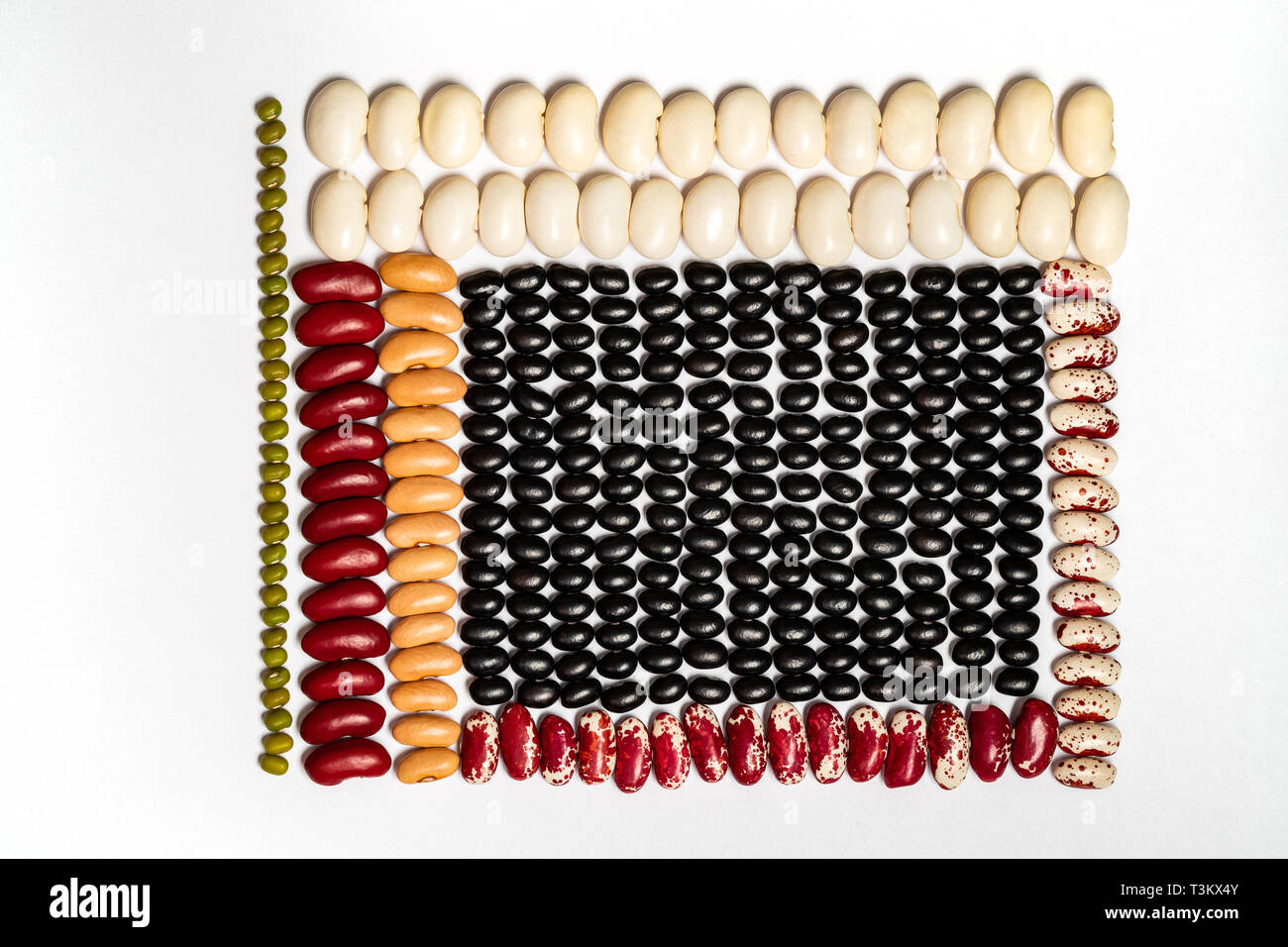 Geometric pattern bean. Les légumineuses multicolores Textures : haricots rouges, oeil noir, pinto, lentille sur fond blanc. Banque D'Images