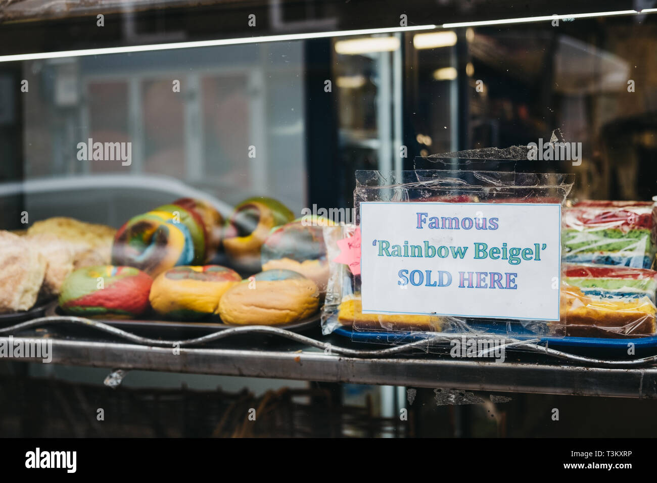 Londres, UK - 6 Avril 2019 : inscription dans une fenêtre d'une célèbre boutique de Brick Lane Beigel qui vend des bagels arc-en-ciel. La boutique a ouvert ses portes en 1855 et vend Banque D'Images