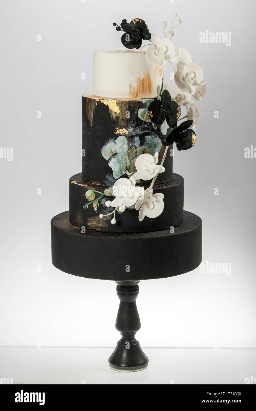 Gâteau décoré avec des orchidées sur un fond gris Banque D'Images