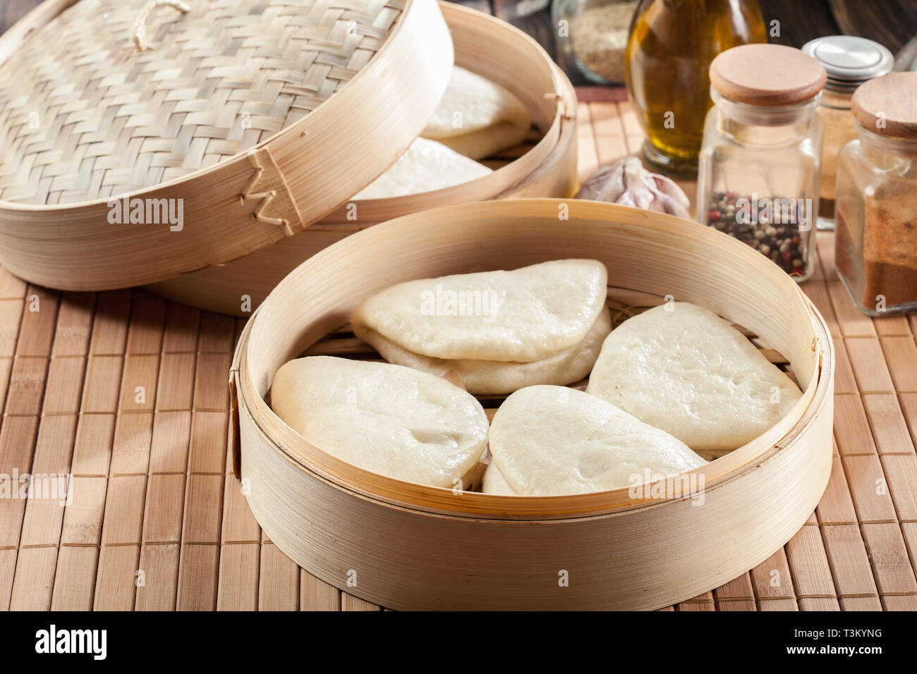 Bao gua, brioches vapeur cuiseur vapeur en bambou. La cuisine asiatique Banque D'Images