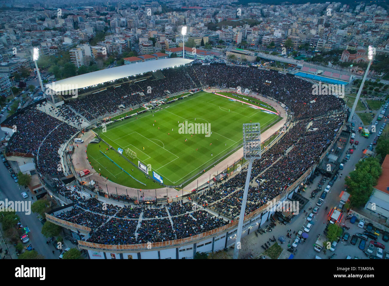 Thessalonique, Grèce, le 7 avril 2019 : la suie de Toumba Stadium plein de fans au cours d'un match de football pour le championnat entre les équipes PAOK vs Banque D'Images