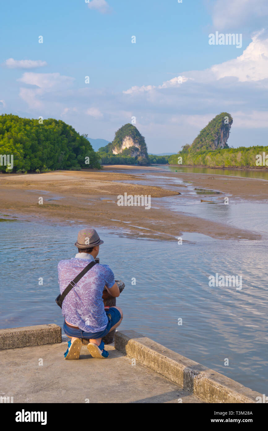 Prenant une photo touristique Khao Khanap Nam, en direction du parc d'État, point de vue, la ville de Krabi, Thaïlande Banque D'Images
