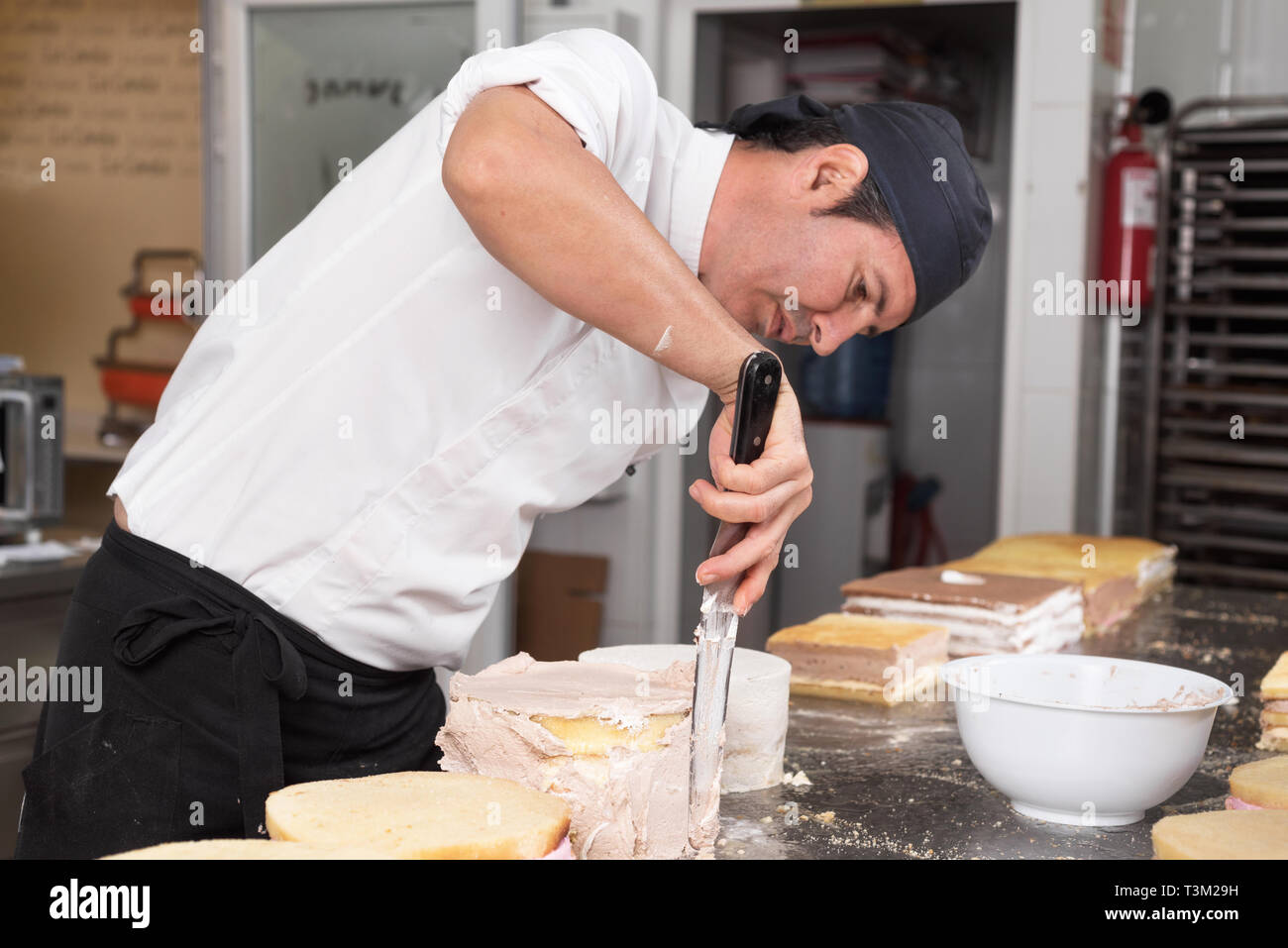 Chef pâtissier la préparation d'un gâteau dans la pâtisserie cuisine . Banque D'Images