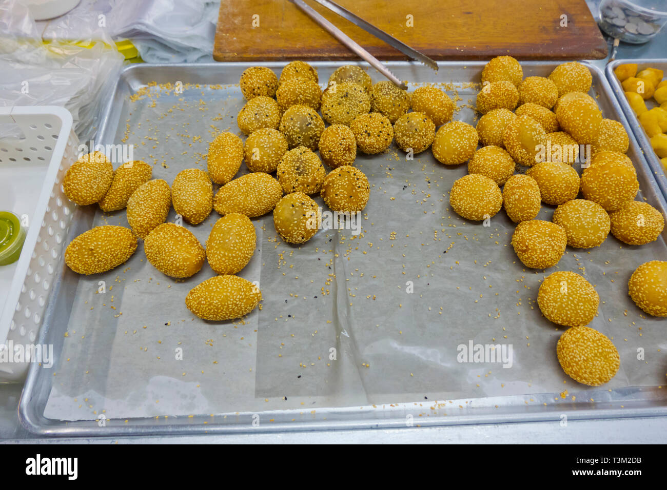 Boules de sésame, marché de produits frais, la ville de Krabi, Thaïlande Banque D'Images