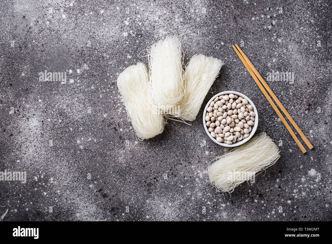 Funchoza brut, le coréen nouilles de haricots Banque D'Images