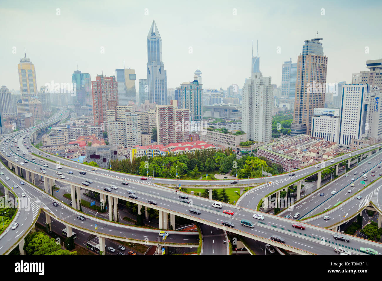 Shanghai Yanan Road avec pont trafic lourd en Chine Banque D'Images