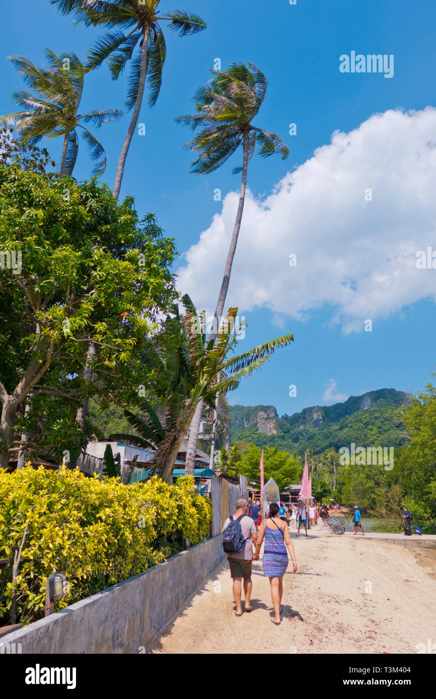 Promenade en bord de mer, entre Railay East Beach et jetée flottante, Railay, province de Krabi, Thaïlande Banque D'Images