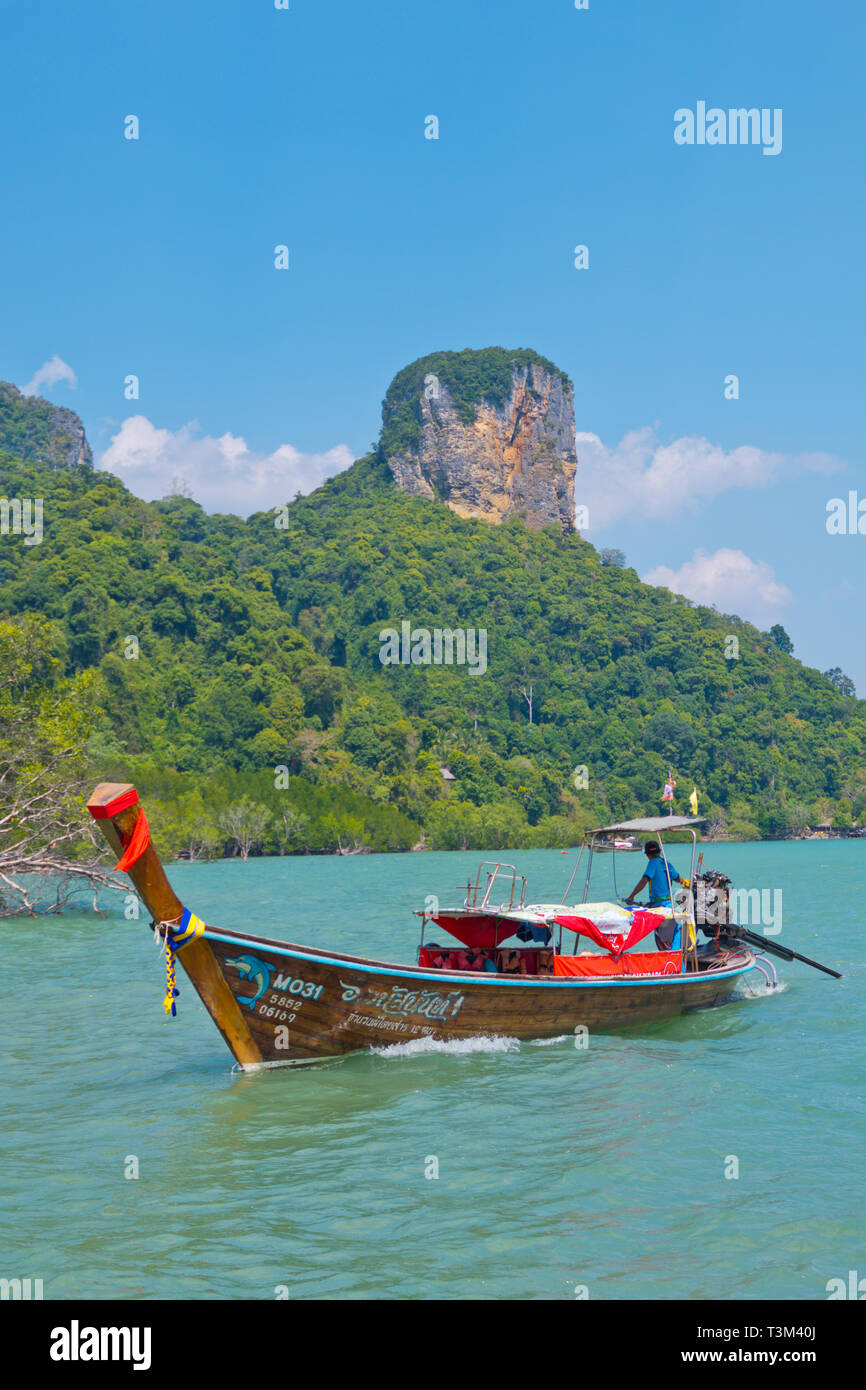 Bateau "long tail, east Railay, Railay, province de Krabi, Thaïlande Banque D'Images