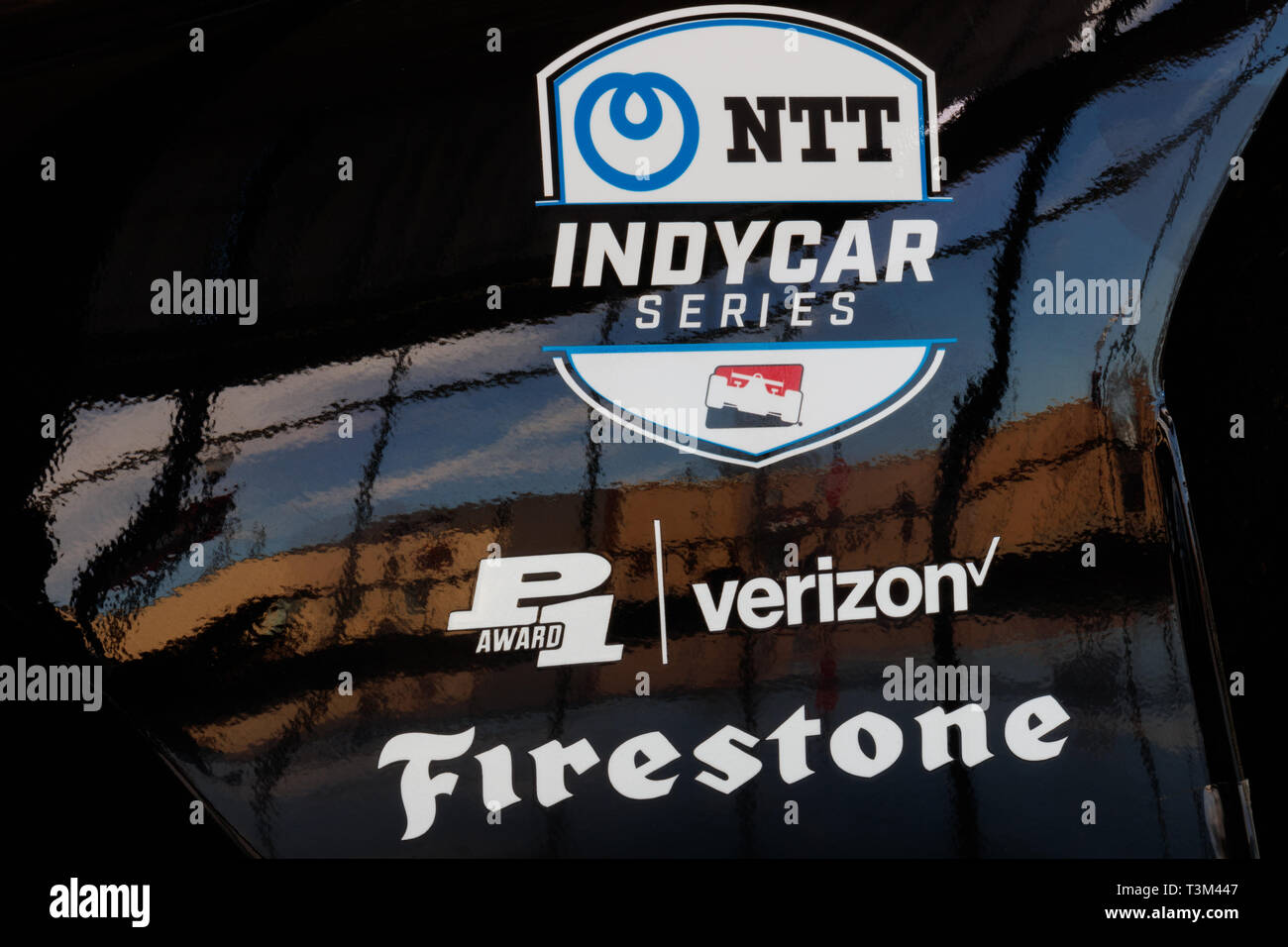 Indianapolis - Circa 2019 avril : Logo de NTT IndyCar Series et sponsors Firestone et Verizon. F1 est le premier niveau d'open-roues de course je Banque D'Images