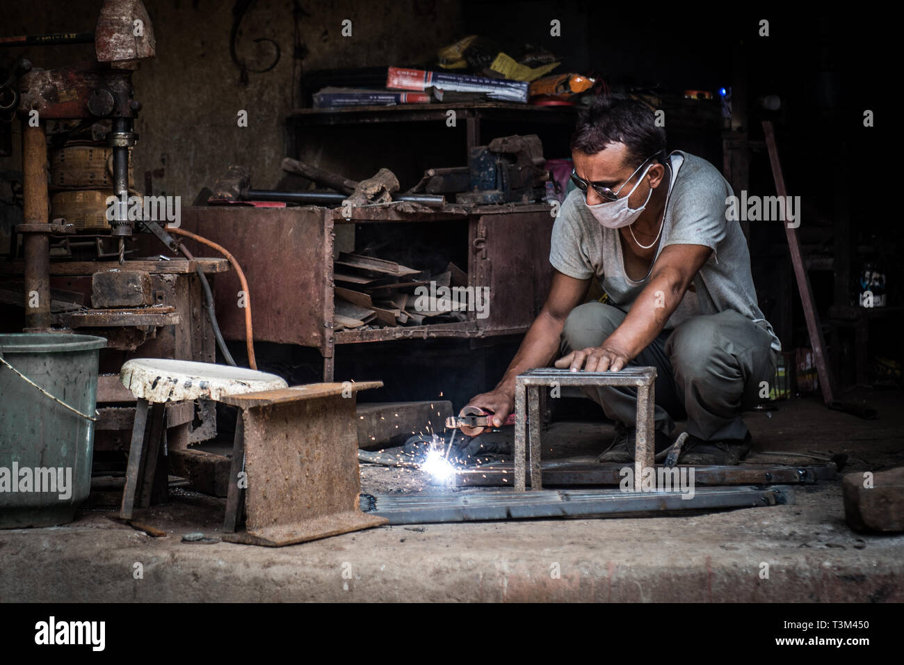 Atelier de soudure de l'homme dans les selles, Bhaktapur, Népal Banque D'Images