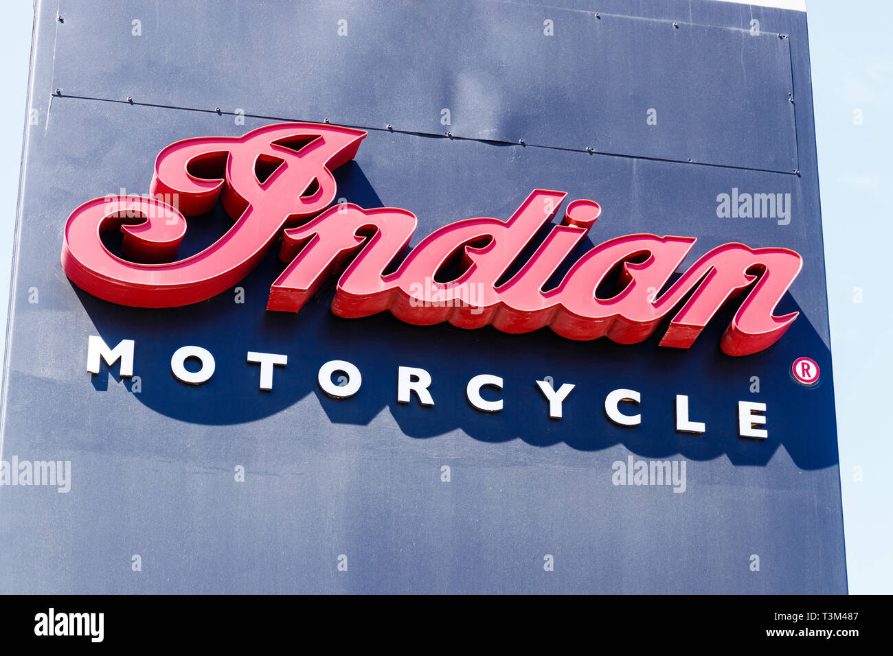 Indianapolis - Circa 2019 avril : la signalisation et le logo d'un concessionnaire moto indien local. Indian Motorcycle est une division de Polaris Industries II Banque D'Images
