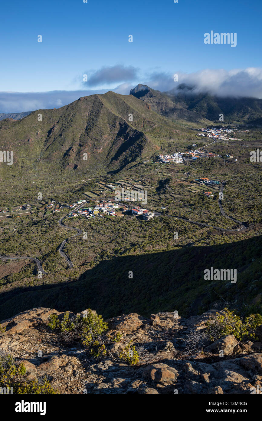 Vue aérienne de la vallée sur les villages de montagne d'El Molledo, El Retamar et Santiago del Teide, Tenerife, Canaries, Espagne Banque D'Images