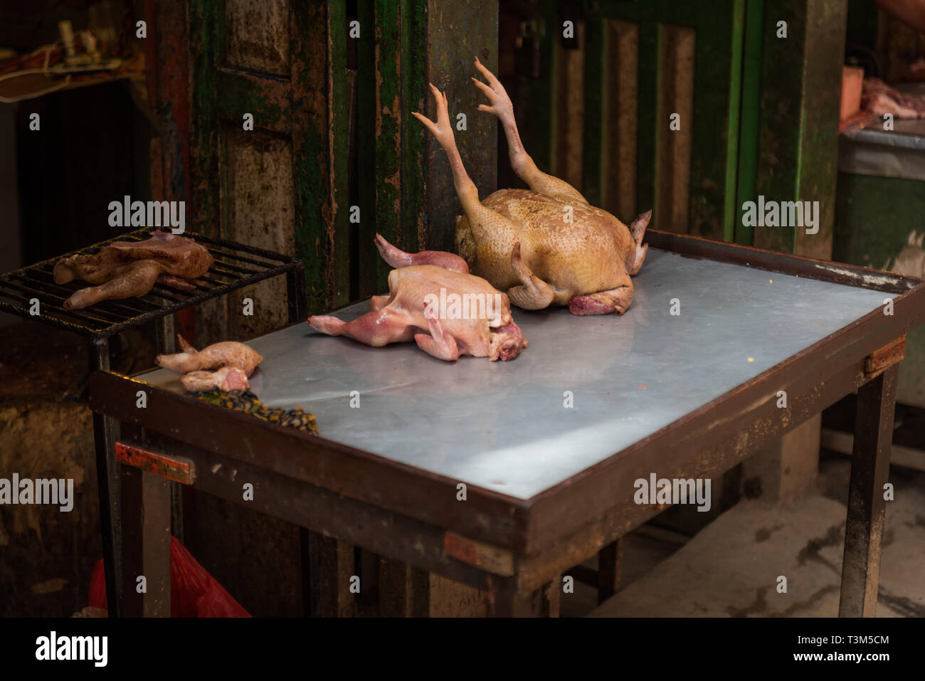 Deux poulets morts reposant sur une table en métal à une boucherie, d'Ason Tol, Katmandou, Népal Banque D'Images