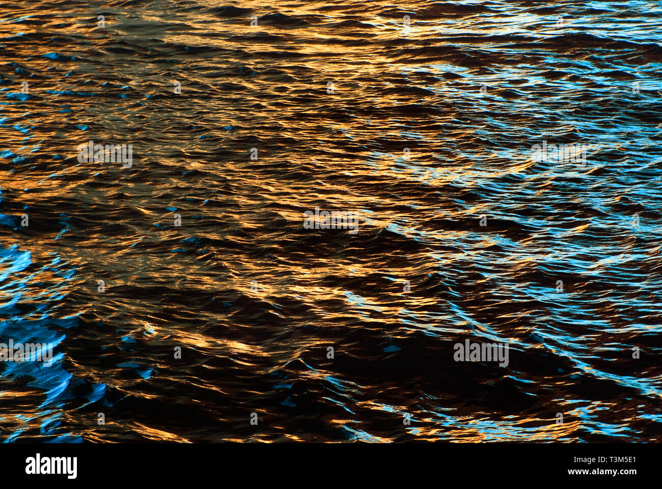 Le soleil se couche sur l'eau, rendant les ondulations d'or, le 12 novembre 2009, à Orange Beach, Alabama. Banque D'Images