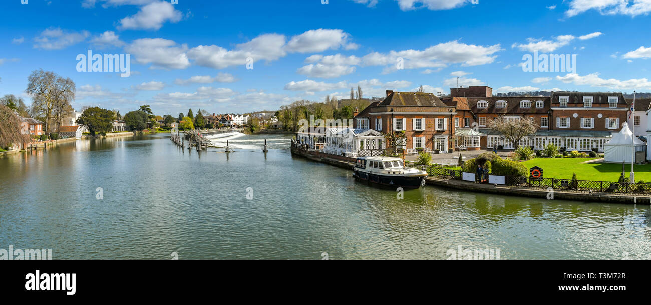 MARLOW, ANGLETERRE - Mars 2019 - Vue panoramique de l'hôtel Compleat Angler sur la Tamise à Marlow avec un bateau à moteur amarré à quai. Banque D'Images