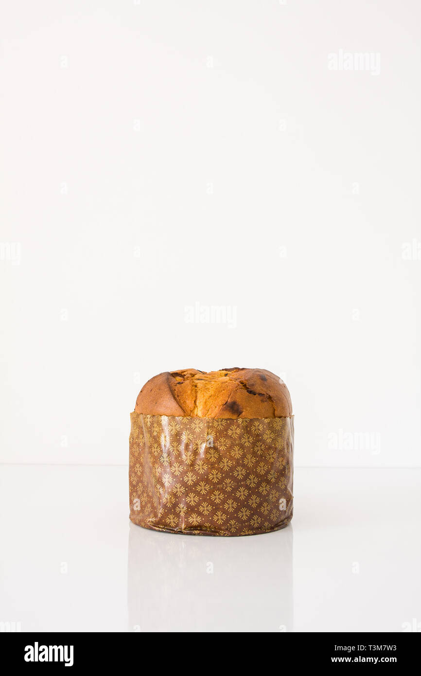 Panettone, un type de pain sucré, préparé et apprécié pour Noël et Nouvel An, fond blanc Banque D'Images