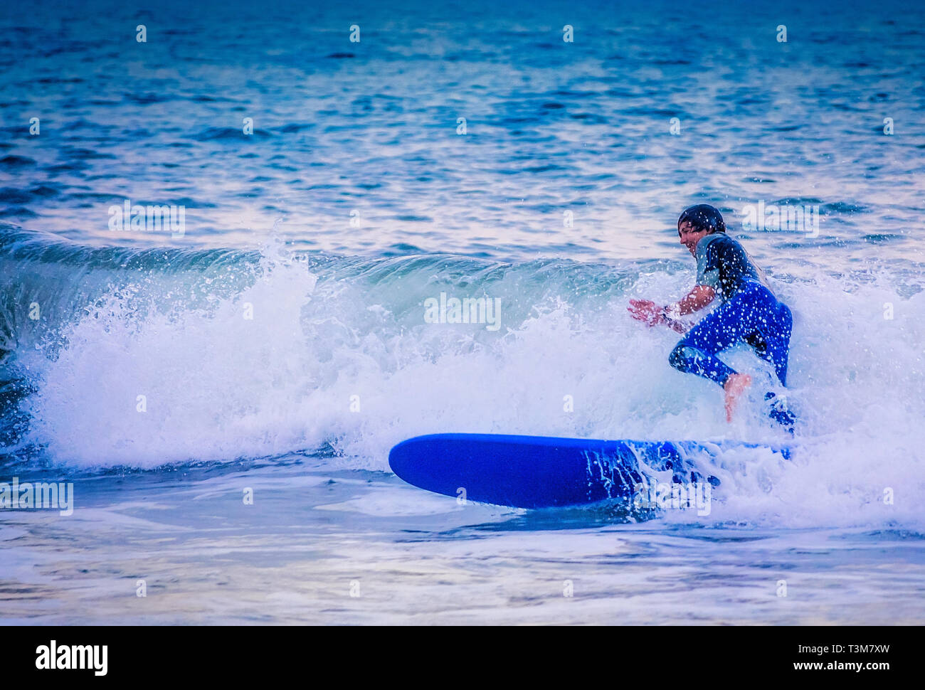 Un internaute surfe sur le comté de Saint John's Ocean Pier, le 20 mars 2016, à Saint Augustine, en Floride. Banque D'Images