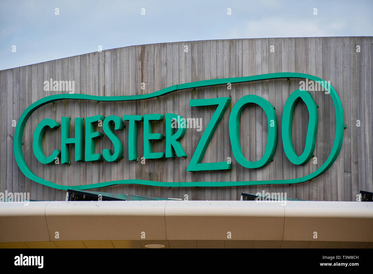 CHESTER, Royaume-Uni - 27 mars 2019 : Inscrivez-vous au-dessus de l'entrée pour le zoo de Chester Banque D'Images