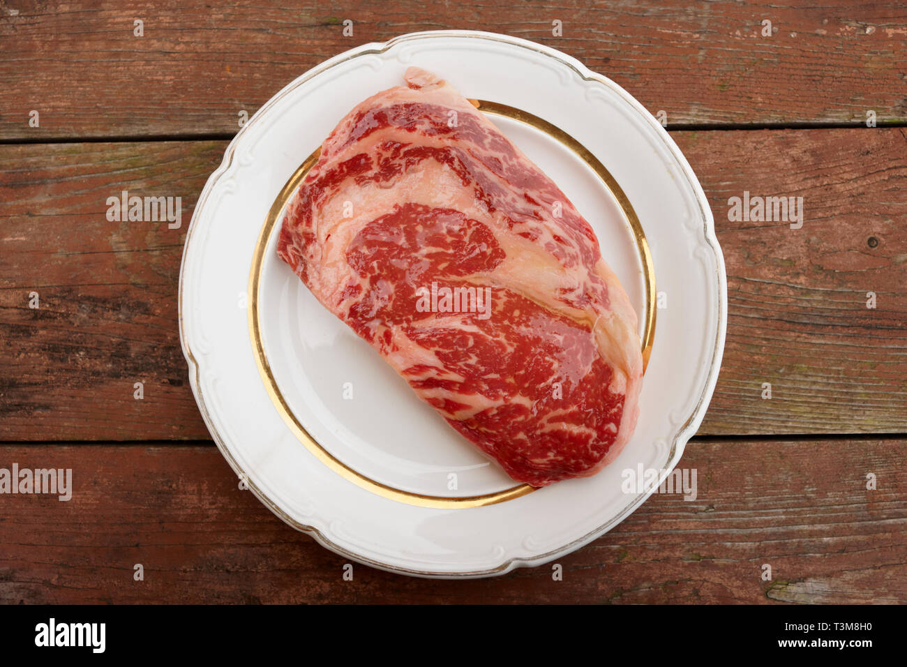 Qualité Premium Kobe Beef ribeye steak dans la plaque sur la table en bois Banque D'Images