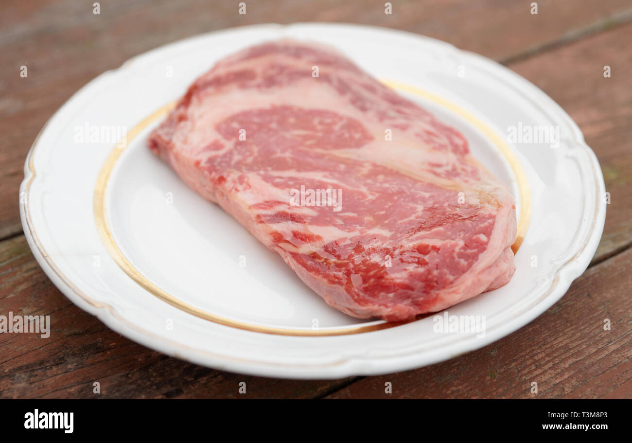 Kobe Beef ribeye steak dans la plaque sur une table en bois rustique Banque D'Images