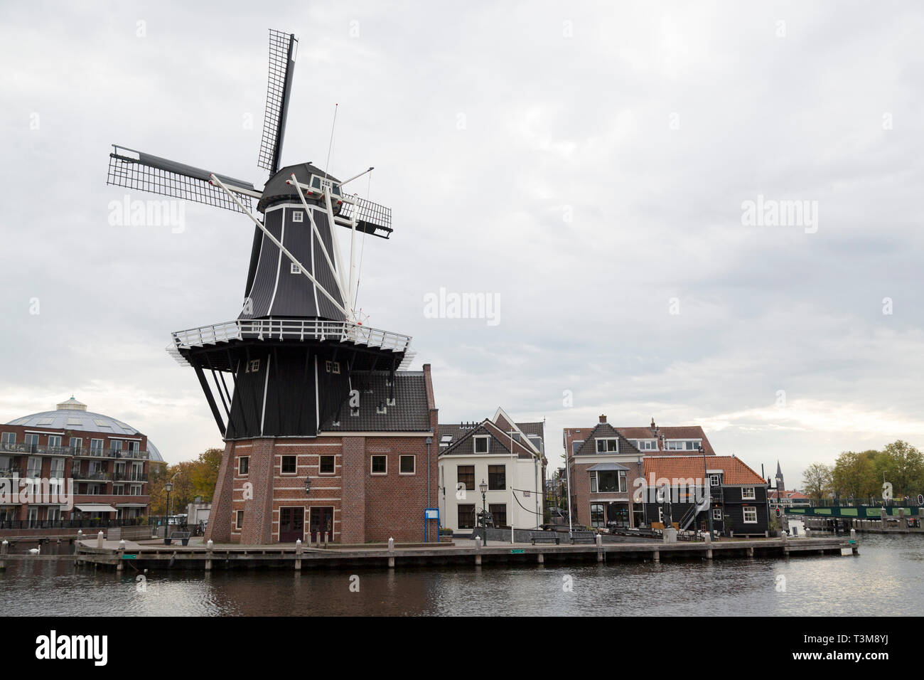 Le Molen de Adriaan (Adriaan moulin) à Haarlem, aux Pays-Bas. L'usine overlloks la rivière Spaarne. Banque D'Images