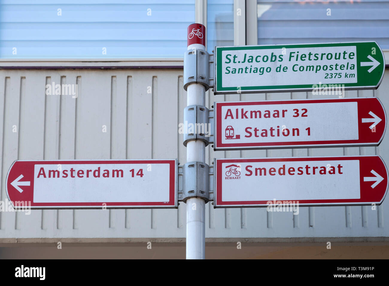 Plaque de rue à Haarlem, aux Pays-Bas. L'inscription inclut un pointeur à Santiago de Compostela et le St James' Way Cycling Route. Banque D'Images