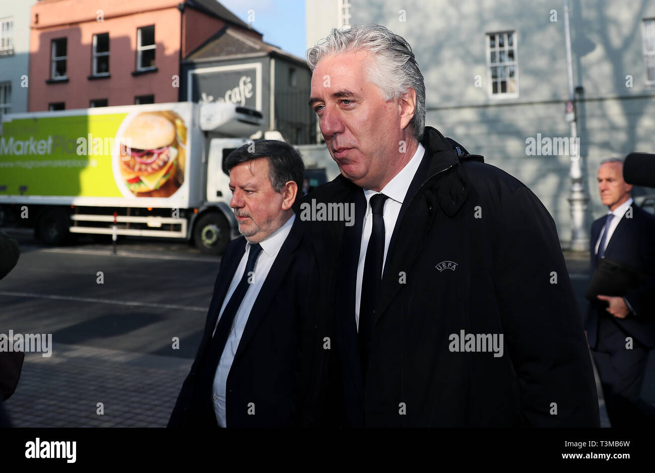 Le vice-président exécutif de FAI, John Delaney (à droite), et le président de FAI, Donal Conway, arrivent à Leinster House, Dublin, car les représentants de l'Association du football d'Irlande doivent témoigner devant le comité mixte sur les transports, le tourisme et le sport. Banque D'Images