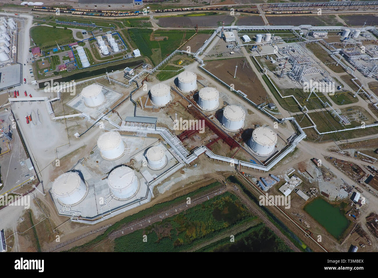 Des réservoirs de stockage de produits pétroliers et de son traitement. Refinery Banque D'Images