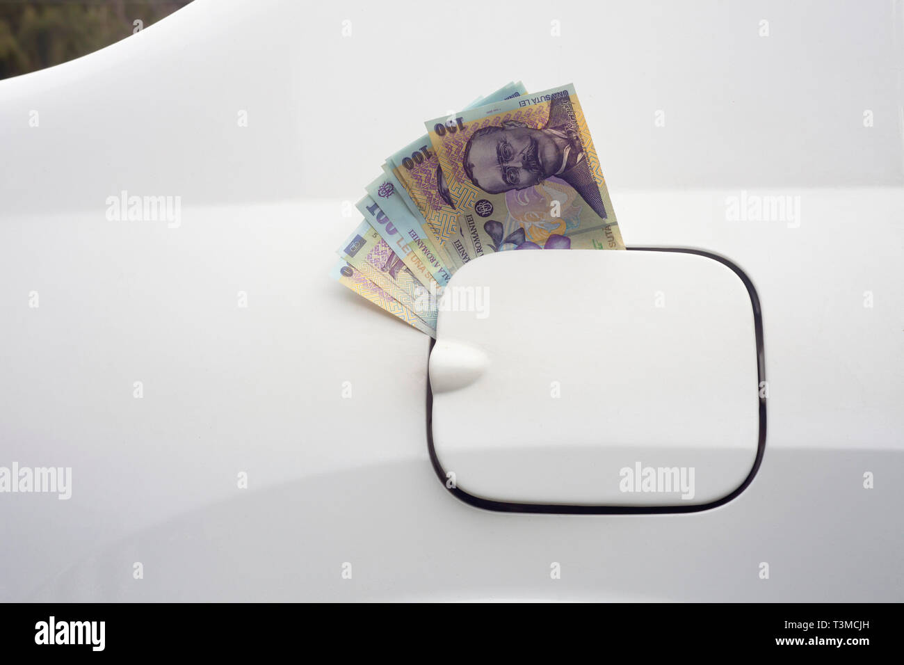 L'argent dans la voiture le réservoir de carburant. Leu roumain service de concept pour gaz coûteux Banque D'Images