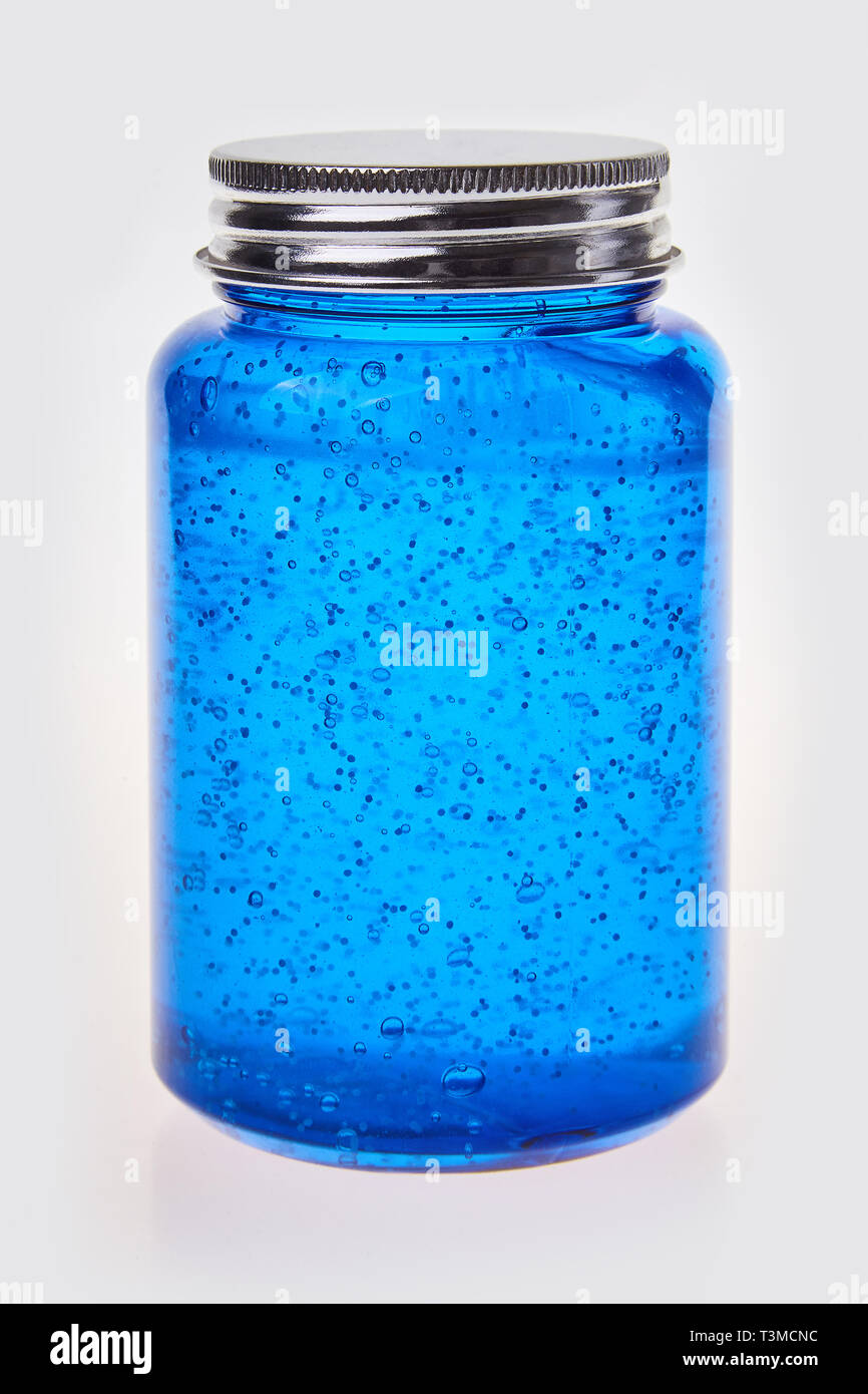 Flacon en verre transparent avec un gel de collagène liquide de sérum isolé sur fond blanc. Gel cosmétique bleu avec des bulles. Banque D'Images