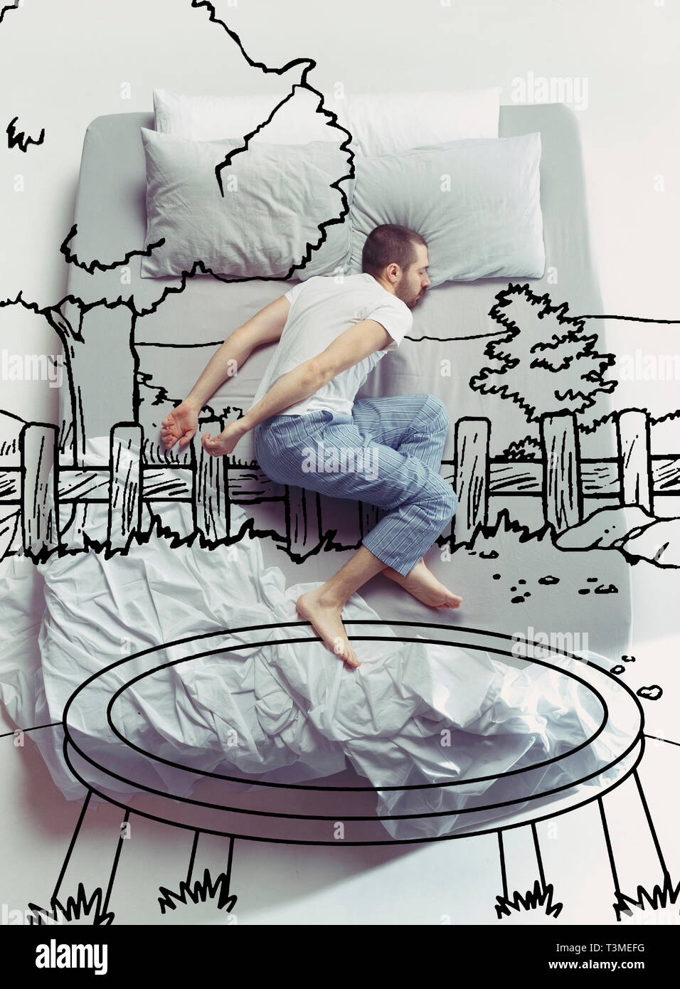 Trampoline jumping. Haut Voir photo de jeune homme dormir dans un grand lit  blanc à la maison. Rêves concept. Rêve à propos de Summertime, peint vibes,  nature, activité, sport, arbres, week-end, resort,