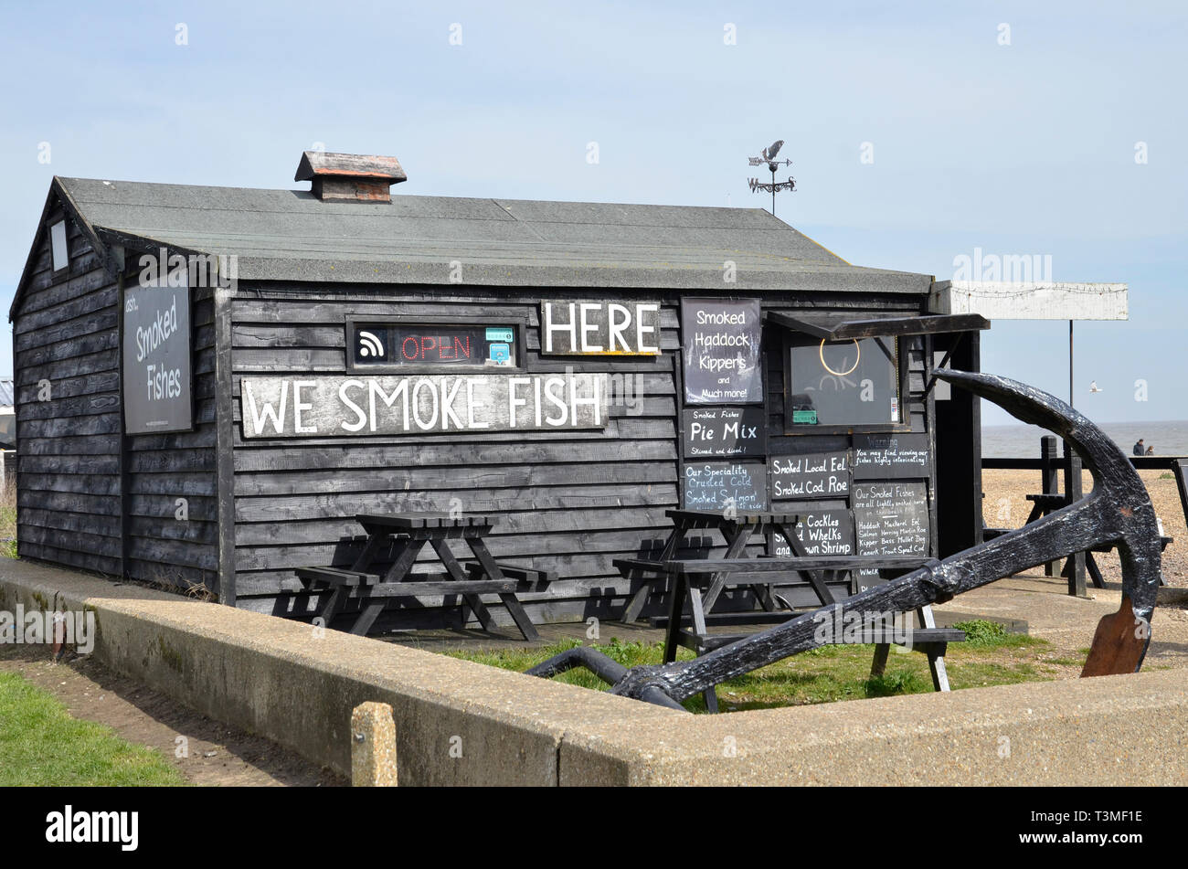 Cabanes de pêcheurs sur la plage de Suffolk Aldeburgh en vendant toute une gamme de poissons frais Banque D'Images
