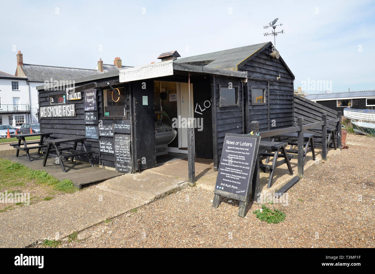 Cabanes de pêcheurs sur la plage de Suffolk Aldeburgh en vendant toute une gamme de poissons frais Banque D'Images