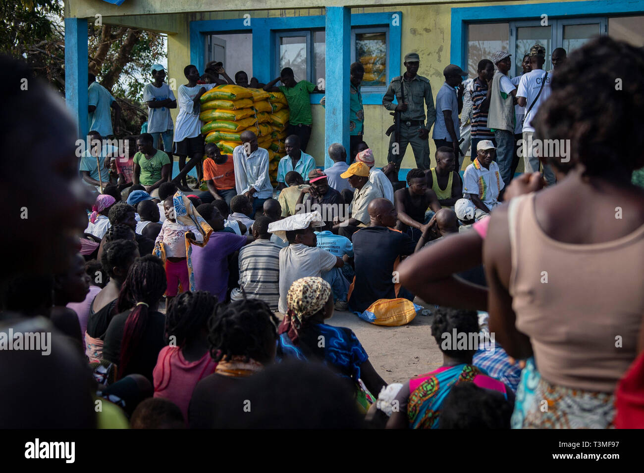 Attendre les villageois pour l'aide alimentaire pour être distribué dans les suites de l'Idai Cyclone massive le 6 avril, 2019 dans Nhagau, au Mozambique. Le Programme alimentaire mondial, avec l'aide de l'US Air Force est de transporter du matériel de secours d'urgence pour aider la région dévastée. Banque D'Images